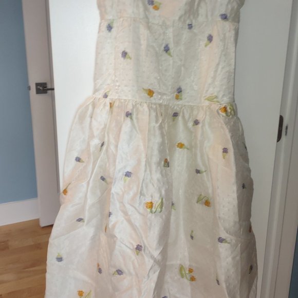 White Floral Midi Dress - Picture 6 of 10